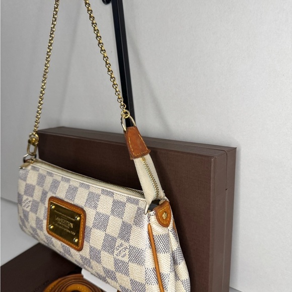 Louis Vuitton Eva Clutch with Checkered Pattern and Leather Trim - Picture 6 of 14